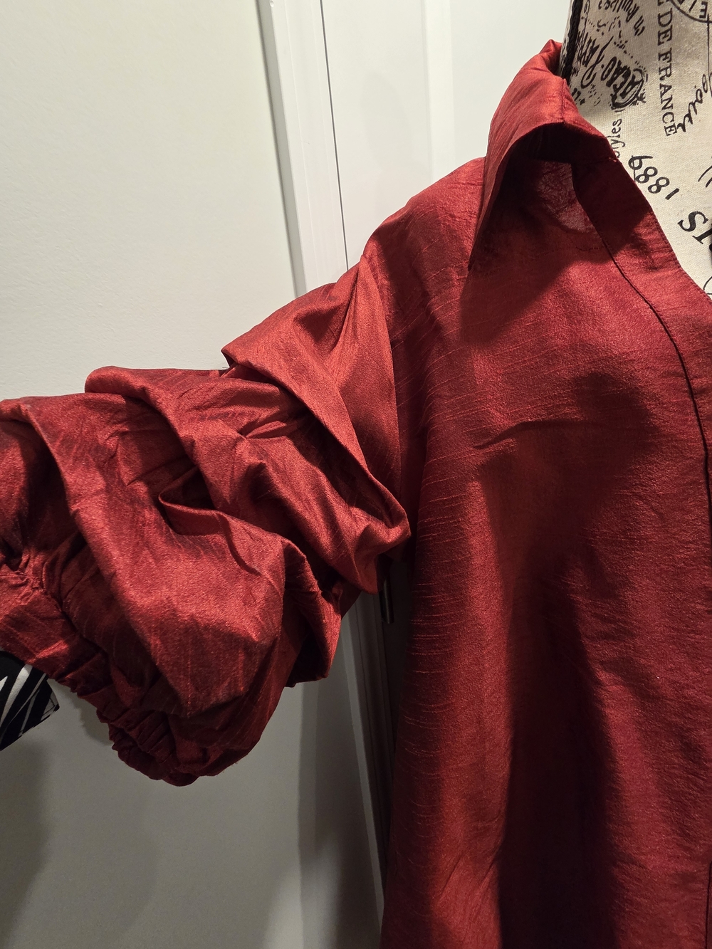 Women’s High-Low Button-Front Swing Dress in Deep Red - Picture 2 of 8